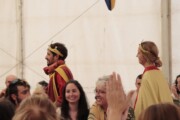 Il re e la regina sfilano durante il banchetto popolare