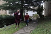 Un uomo e un bambino percorrono insieme il Cammino di Santiago