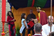 Una bambina riceve un regalo dal re durante la cerimonia