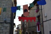Una via dei paesi d'Aragona espone le bandierine