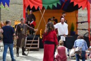 Una guardia e un cavaliere rievocano un giuramento sul palco reale