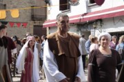 Un monaco cammina fra la folla in una via