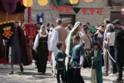 Un corteo di nobili sfila per la Plaza Mayor