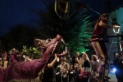 Un drago di cartapesta sfila nel corteo notturno