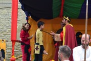 L'infante Ramiro conversa con il re sul palco reale
