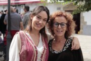 Due donne posano alla festa del turismo in Aragona