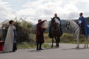 Un frate benedice i cavalieri della via del Graal