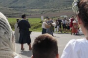 Gli spettatori osservano il corteo accanto alla vicina via aragonese