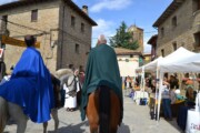 Due cavalieri attraversano la via dei paesi d'Aragona