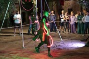 Un'artista dà uno spettacolo notturno con cerchi luminosi