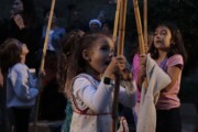 Una bambina saluta con cortesia un uomo in costume d'epoca
