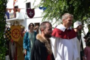 Bambine con le torce preparano la processione del Cammino di Santiago aragonese