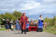 Il corteo avanza lungo la via del Santo Graal verso la chiesa