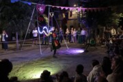 Un numero notturno con cerchi luminosi anima la piazza di Bailo