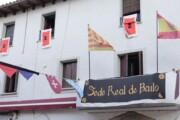 La facciata della Sede Reale espone le bandiere in Aragona