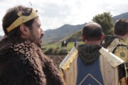 Un nobile osserva l'arrivo dei cavalieri dalla via aragonese dal Somport
