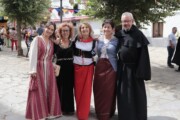 Alcune donne posano in piazza accanto al Cammino di Santiago