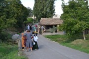 I figuranti religiosi processionano lungo il Cammino di Santiago accanto al lavatoio