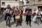 Un gruppo di giullari anima la sfilata con musica tradizionale