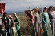 Il corteo nobiliare posa con i Pirenei aragonesi come fondale