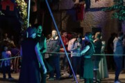 Gli abitanti si riuniscono di notte attorno a uno spettacolo in piazza