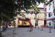 Un piccolo palco accoglie una rappresentazione teatrale in piazza