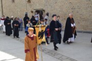 Religiosi e nobili processionano lungo la via del Santo Graal