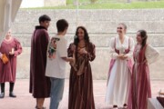 Alcuni giovani presentano le dame e le damigelle della rievocazione