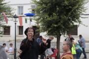 Un artista fa il giocoliere con un piatto in piena via di Bailo