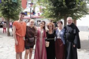 Sei abitanti posano sorridenti nella Plaza Mayor di Bailo