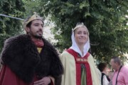 Il re e la regina posano incoronati fra gli alberi