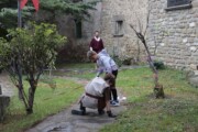Due bambini giocano accanto a un'area verde con la bandiera rossa