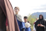 Bambini del seguito percorrono la via aragonese accanto alle montagne
