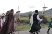 Un uomo annuncia il bando sulla via del Santo Graal