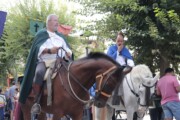 Due cavalieri entrano a cavallo verso la Plaza Mayor con il corteo