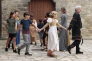 Bambini ballano in processione sul Cammino di Santiago aragonese