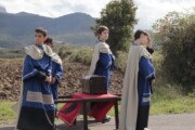 Tre chierichetti custodiscono il cofanetto sulla via del Santo Graal