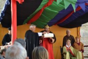 Il vescovo consegna la pergamena al re sul Cammino di Santiago aragonese