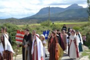 Un corteo di nobili percorre la via aragonese accanto alle montagne