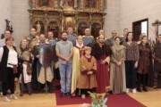 I cavalieri posano dopo la consegna del Santo Graal nella chiesa