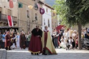 Il re e la regina percorrono la via aragonese dal Somport