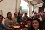 Le famiglie condividono il pranzo popolare con vista sulla valle di Bailo