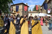 Alcuni arcieri sfilano per la via del mercato medievale