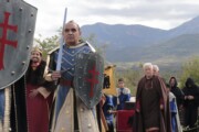 I cavalieri scortano il Santo Graal davanti ai Pirenei aragonesi