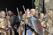 La guardia d'onore scorta il re lungo il Cammino di Santiago