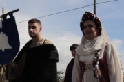 Un giovane sfila a questa festa del turismo in Aragona