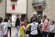 Bambini e adulti ballano in girotondo per il centro storico di Bailo