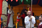 Il re presiede gli atti dal suo trono nella Plaza Mayor