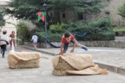 Un bambino salta con energia sopra le balle di paglia