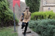 Un ragazzo corre sul sentiero vicino alla chiesa di Bailo